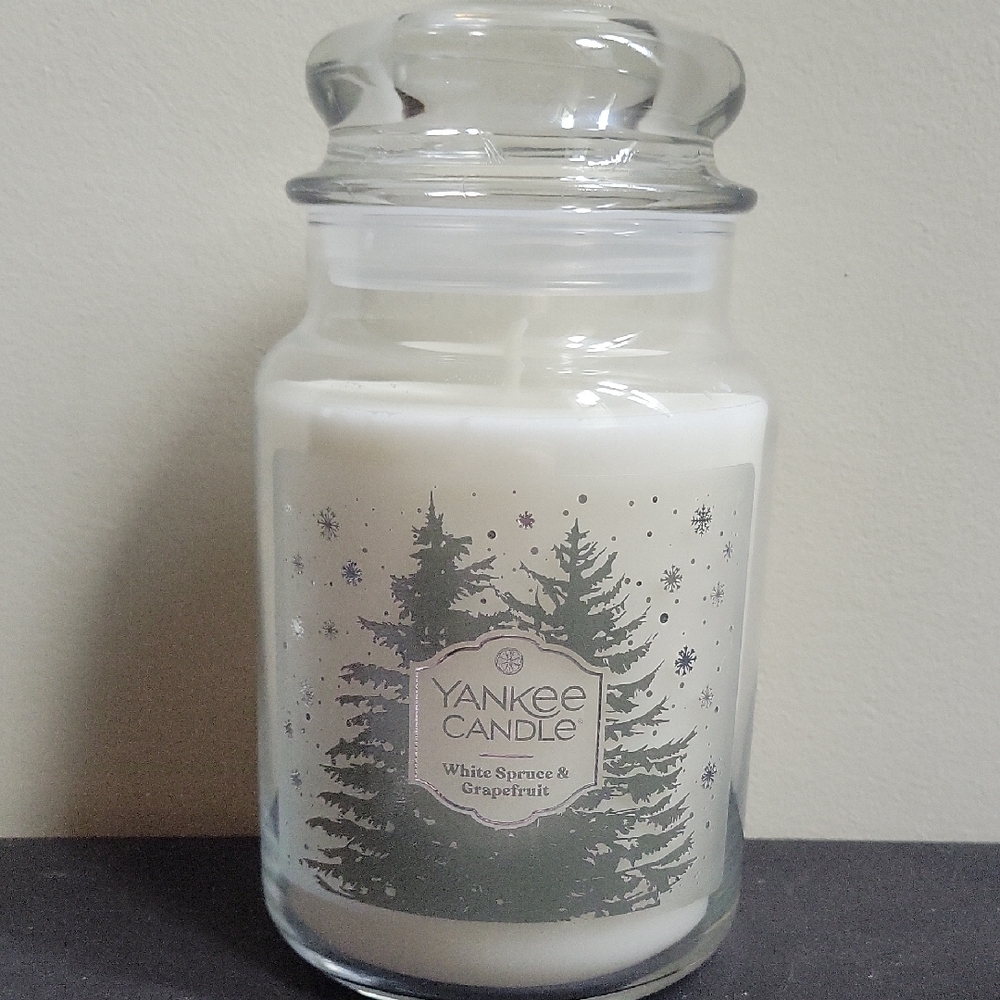 Yankee Candle White Spruce & Grapefruit Jar